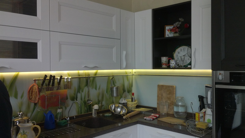 Светодиодная лента имеет поворот на правое крыло кухни