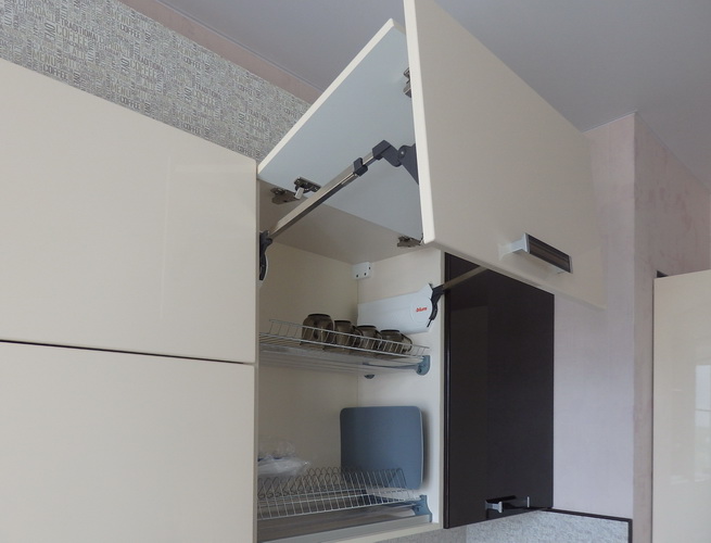 Шкаф с сушкой для посуды и подъёмником Aventos HF от BLUM