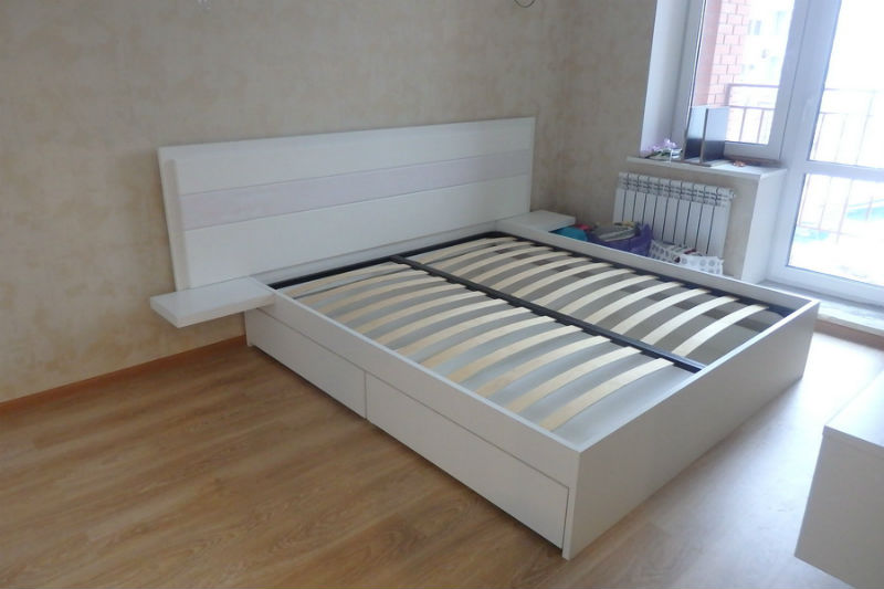 Кровать двухспальная  с полочками (спальное место 2000 мм х 2000 мм)